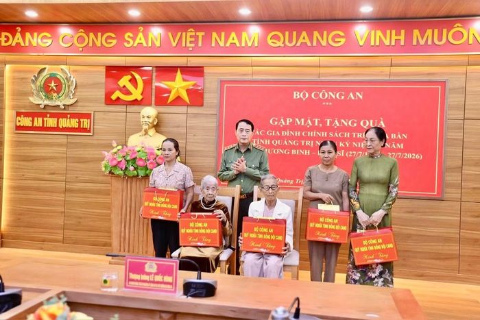 Thứ trưởng Lê Quốc Hùng trao quà tri ân các Mẹ Việt Nam Anh hùng và gia đình chính sách trên địa bàn tỉnh Quảng Trị nhân kỷ niệm 79 năm Ngày Thương binh - Liệt sĩ.