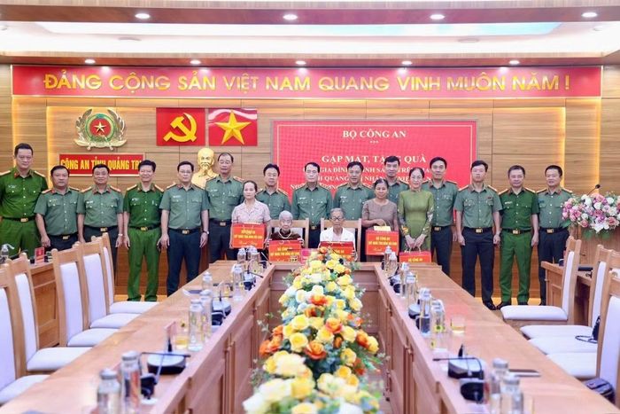 Thứ trưởng Lê Quốc Hùng cùng Đoàn công tác Bộ Công an chụp ảnh lưu niệm với các Mẹ Việt Nam Anh hùng, gia đình chính sách tại chương trình gặp mặt, tặng quà tri ân ở Công an tỉnh Quảng Trị.