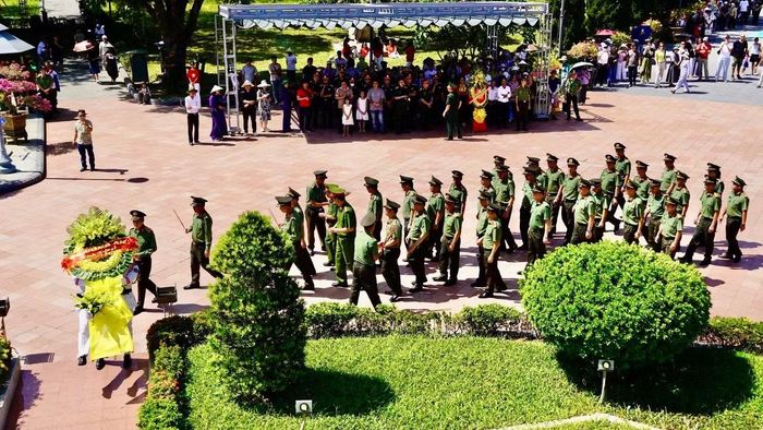 Thứ trưởng Lê Quốc Hùng cùng đoàn công tác dâng hoa, dâng hương tưởng niệm các Anh hùng liệt sĩ tại Di tích Quốc gia đặc biệt Thành cổ Quảng Trị.