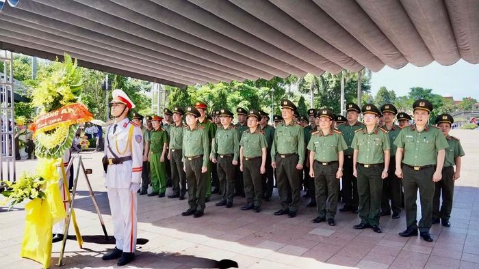 Thứ trưởng Lê Quốc Hùng cùng đoàn công tác dâng hoa, dâng hương tưởng niệm các Anh hùng liệt sĩ tại Nghĩa trang Liệt sĩ Quốc gia Trường Sơn.