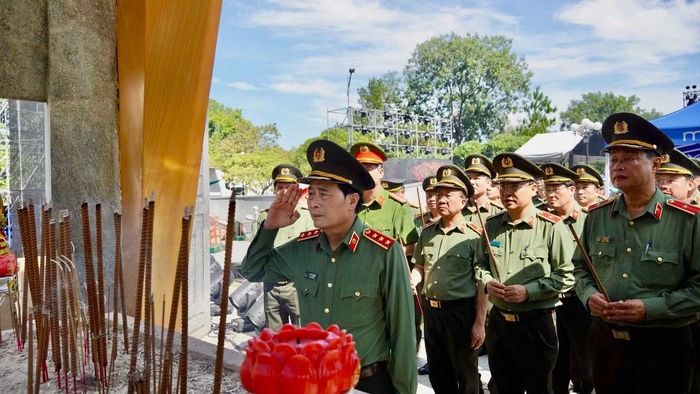 Thứ trưởng Lê Quốc Hùng cùng đoàn công tác dâng hoa, dâng hương tưởng niệm các Anh hùng liệt sĩ tại Nghĩa trang Liệt sĩ Quốc gia Đường 9.