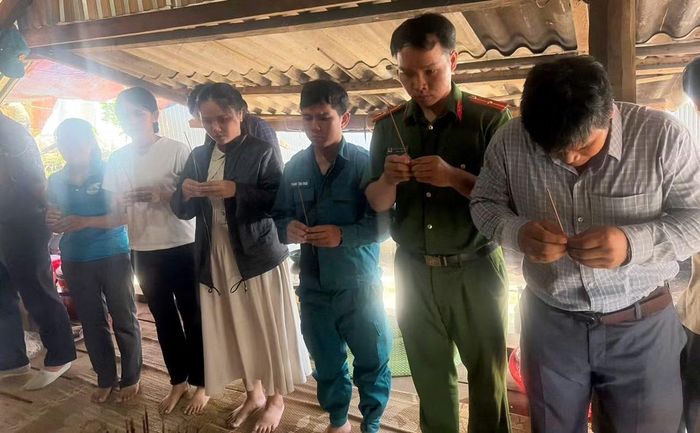 Công an xã Đặng Thùy Trâm phối hợp với Đoàn Thanh niên xã tổ chức bữa cơm tri ân tại gia đình bà Phạm Thị Hiểu.