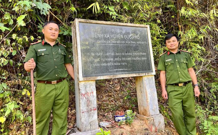 CBCS Công an xã Đặng Thùy Trâm tham gia dọn dẹp và sửa sang tại Di tích Bệnh xá huyện Đức Phổ.