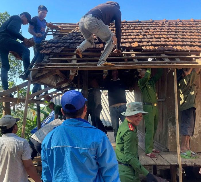 Công an xã Đặng Thùy Trâm tham gia sửa chữa 4 ngôi nhà cho 4 hộ gia đình là thân nhân của người có công với cách mạng trên địa bàn xã.