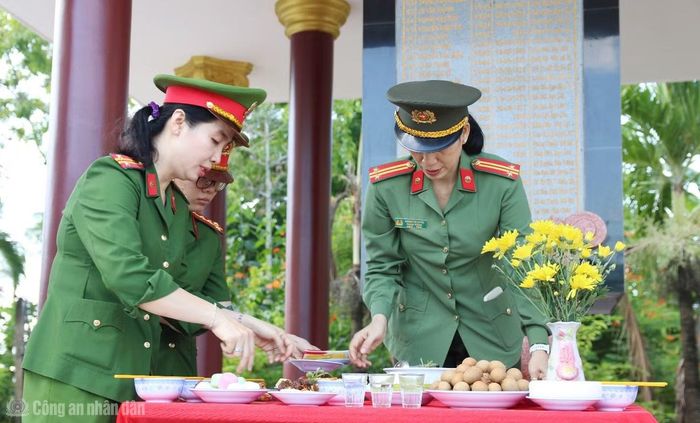 Phụ nữ Công an phường Vĩnh Trạch chuẩn bị chuẩn bị mâm cơm tri ân, thành kính dâng lên tưởng nhớ các Anh hùng liệt sĩ tại Bia ghi danh.