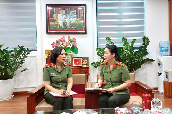 Thiếu tướng Phạm Thị Lan Anh đang trao đổi với phóng viên Báo Công an nhân dân.