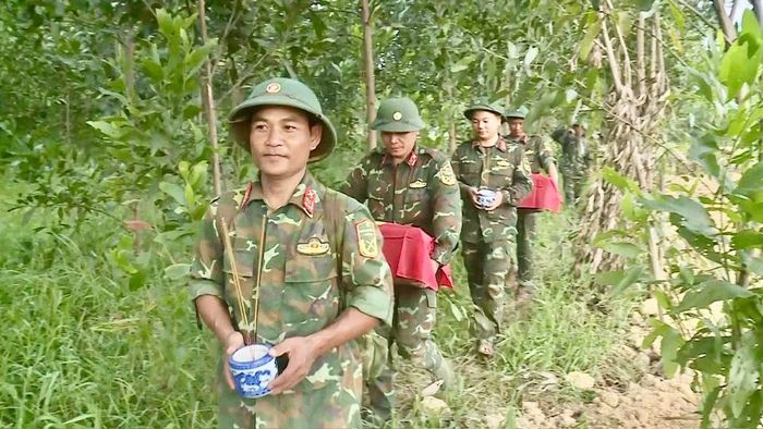 Lực lượng Đội Quy tập 584, Đội Quy tập 589 và các đơn vị liên quan đưa hài cốt liệt sĩ về Đền thờ liệt sĩ Trung đoàn 88, Sư đoàn 308 sau khi quy tập tại khu vực Câu Nhi, xã Nam Hải Lăng.