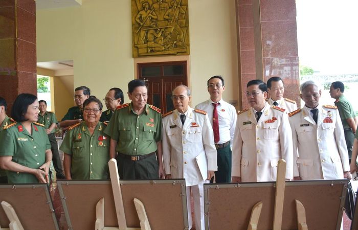  Các đại biểu cùng xem triển lãm những hình ảnh hoạt động của Phòng Cảnh vệ miền Nam qua các thời kỳ. 