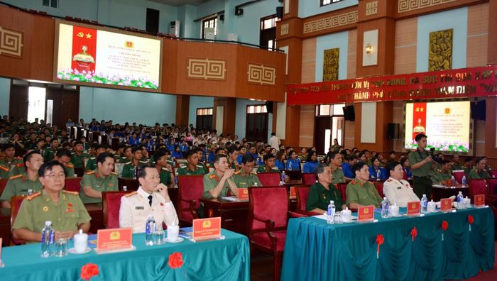 Các đại biểu tham dự chương trình.