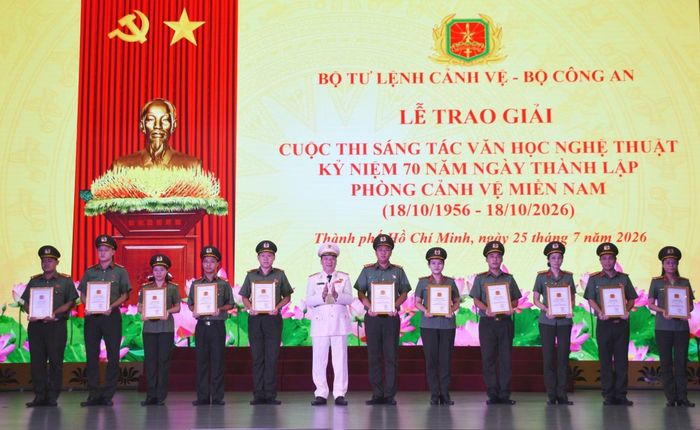  Nhân dịp này, Thiếu tướng Phạm Văn Hùng, Phó Tư lệnh Bộ Tư lệnh Cảnh vệ đã trao giải cuộc thi sáng tác văn học nghệ thuật kỷ niệm 70 năm Ngày thành lập Phòng Cảnh vệ miền Nam. 