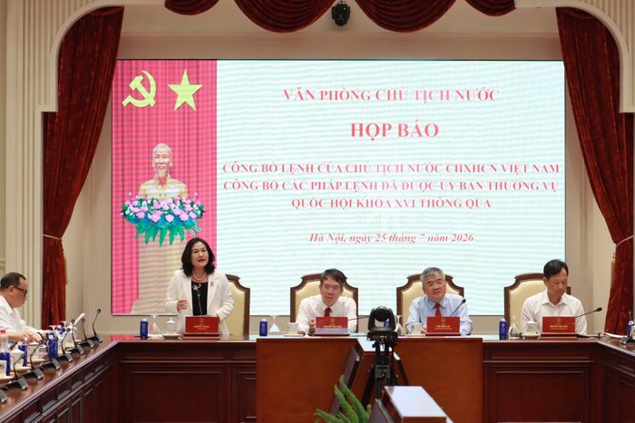Thứ trưởng Bộ Nội vụ Nguyễn Thị Hà trả lời báo chí tại buổi họp báo.