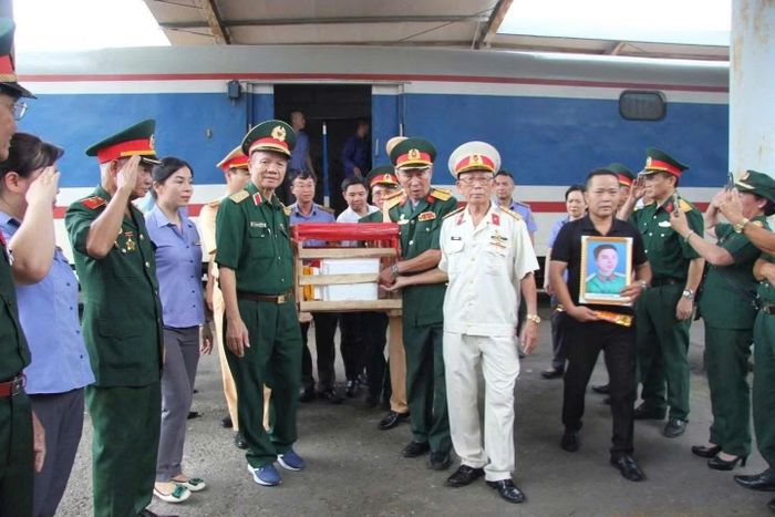 Ngành đường sắt phối hợp với Hội Hỗ trợ gia đình liệt sĩ Việt Nam thực hiện miễn phí vận chuyển hài cốt liệt sĩ.