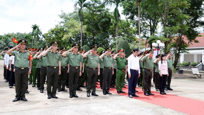 Các đại biểu dành một phút tưởng niệm tỏ lòng thành kính, tưởng nhớ và biết ơn vô hạn đối với các anh hùng, liệt sĩ.