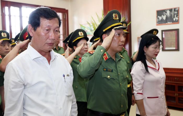 Thứ trưởng Lê Văn Tuyến cùng các đại biểu dâng hương tưởng nhớ Chủ tịch Hồ Chí Minh tại Nhà tưởng niệm Người trong Khu di tích lịch sử Quốc gia An ninh Khu IX.
