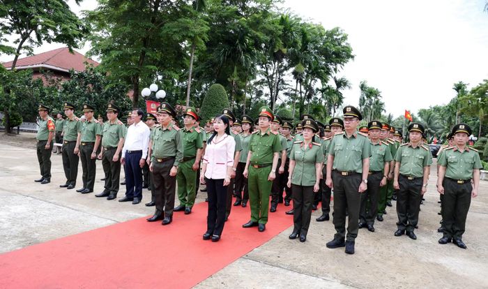 Các đại biểu dâng hoa, dâng hương tưởng nhớ các anh hùng liệt sĩ tại Tượng đài Bảo vệ An ninh Tổ quốc trong Khu di tích lịch sử Quốc gia Ban An ninh khu IX.