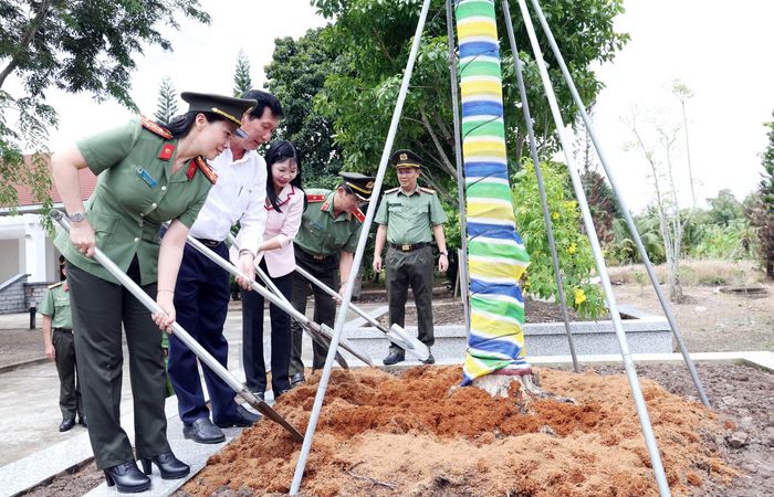 Các đại biểu trồng cây trong khuôn viên Khu di tích lịch sử Quốc gia An ninh Khu IX.