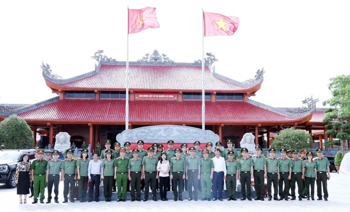 Các đại biểu tại Đền tưởng niệm anh hùng, liệt sĩ và người có công.
