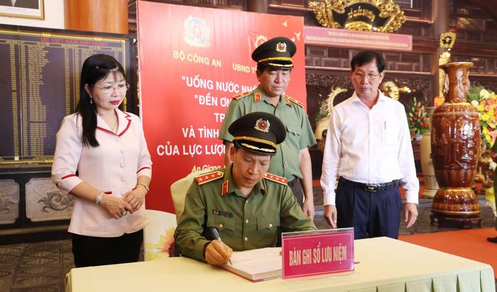 Thứ trưởng Lê Văn Tuyến ghi sổ lưu niệm tại Đền tưởng niệm anh hùng, liệt sĩ và người có công.