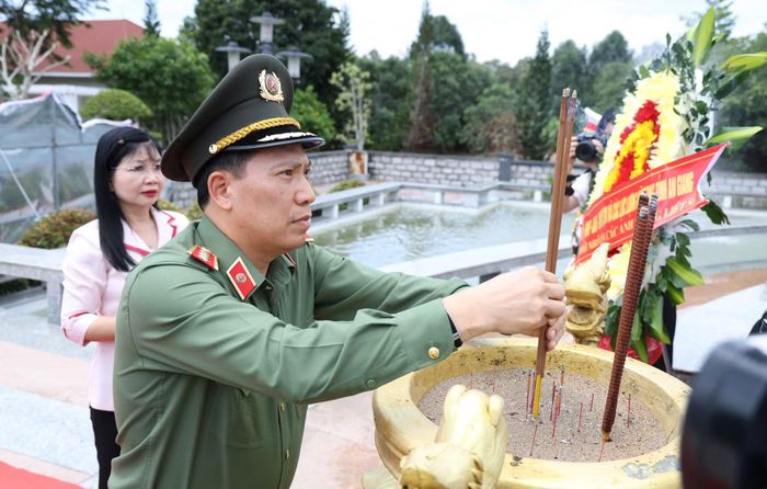Thứ trưởng Lê Văn Tuyến dâng hương tưởng nhớ các anh hùng liệt sĩ.