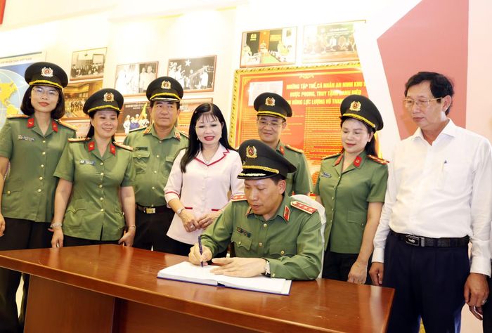 Thứ trưởng Lê Văn Tuyến ghi sổ lưu niệm tại Bảo tàng CAND.