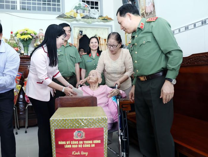 Thứ trưởng Lê Văn Tuyến cùng các đại biểu thăm hỏi, tặng quà Mẹ Việt Nam Anh hùng Nguyễn Thị Bồi.