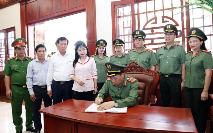 Thứ trưởng Lê Văn Tuyến ghi sổ lưu niệm tại Nhà tưởng niệm Chủ tịch Hồ Chí Minh.