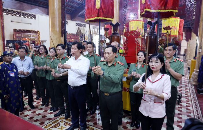 Các đại biểu dâng hương tại Đình thờ Anh hùng dân tộc Nguyễn Trung Trực.