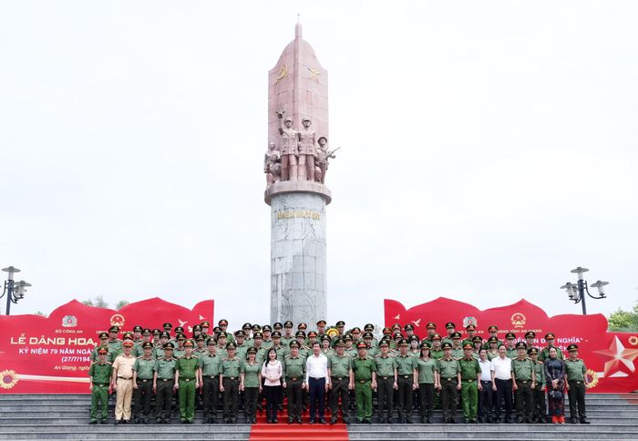 Các đại biểu tại Tượng đài bảo vệ An ninh Tổ quốc.