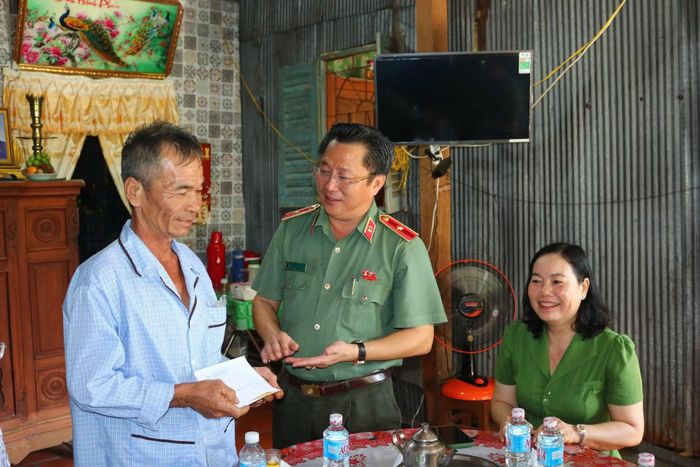 Thiếu tướng Lâm Phước Nguyên, Giám đốc Công an tỉnh Đồng Tháp trao quà tặng các gia đình tại xã Bình Thành.