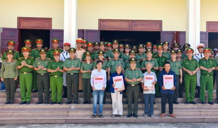 Thiếu tướng Lâm Phước Nguyên, Giám đốc Công an tỉnh Đồng Tháp trao quà của Bộ Công an tặng các gia đình.