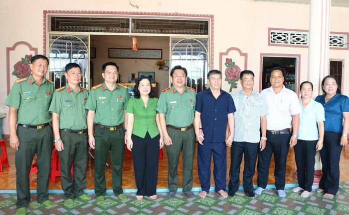 Công an Đồng Tháp tổ chức nhiều hoạt động tri ân các gia đình liệt sĩ.