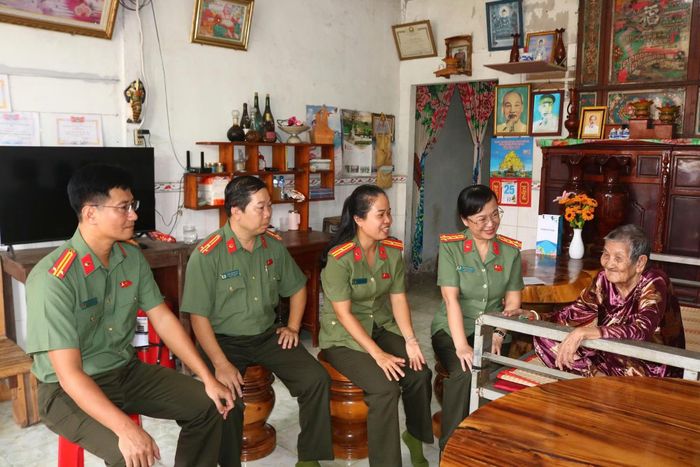 Đại tá Võ Thị Hoài Ngọc, Phó Giám đốc Công an tỉnh Đồng Tháp cùng lãnh đạo các Phòng nghiệp vụ đến thăm và tặng quà của Bộ Công an cho Mẹ Việt Nam anh hùng Huỳnh Thị Trinh (ngụ phường Mỹ Ngãi).
