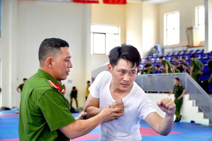 Các vận động viên đội tuyển võ thuật Công an TP Đà Nẵng tích cực hoàn thiện kỹ thuật, chiến thuật trước ngày khai mạc Hội thao. (Ảnh Đăng Khôi)
