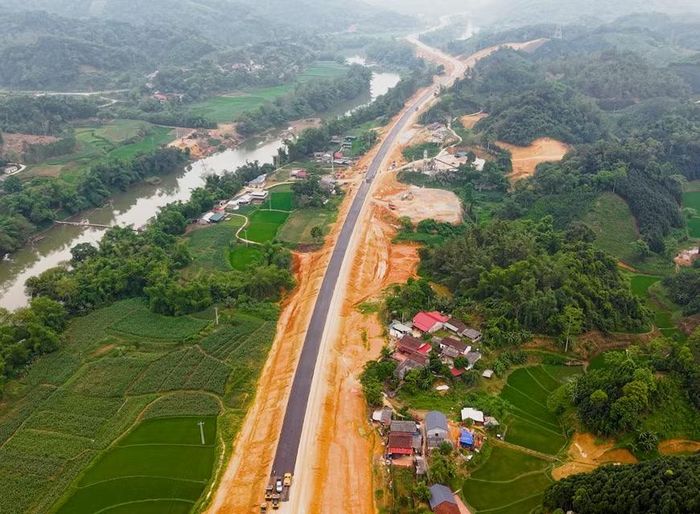 Hạ tầng giao thông miền núi đã thay đổi hiện đại từ sự tham gia đầu tư của doanh nghiệp tư nhân