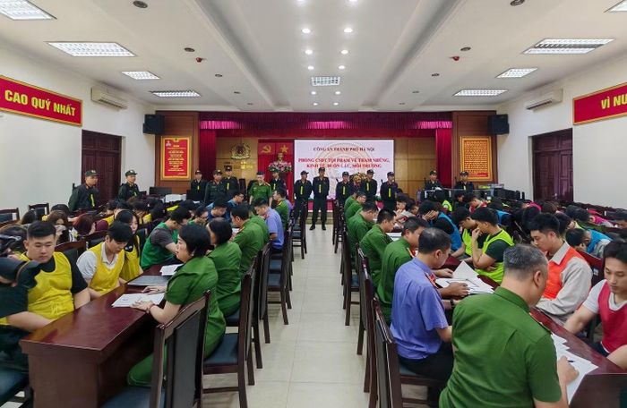 Cơ quan CSĐT Công an TP Hà Nội lấy lời khai các đối tượng liên quan trong vụ án