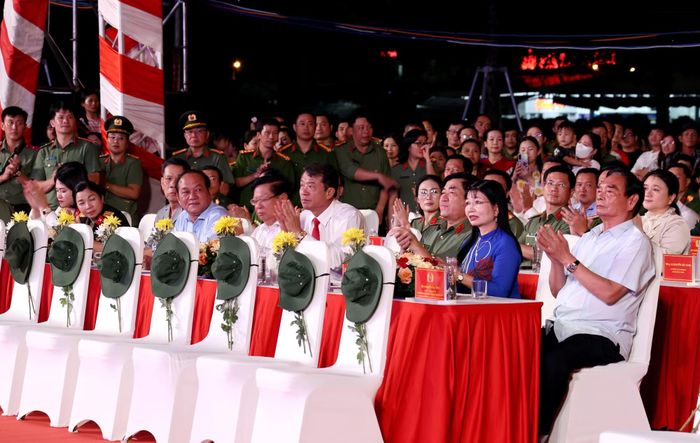 Các đại biểu tham dự chương trình chính luận nghệ thuật "Giữ trọn lời thề".