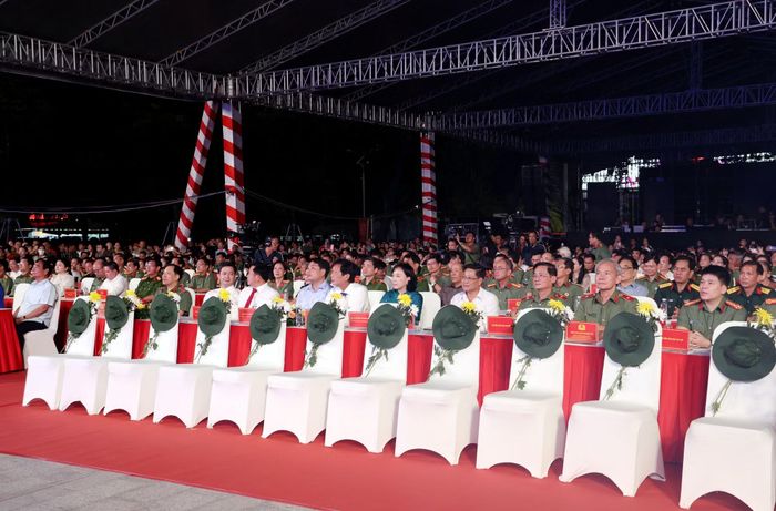 Các đại biểu tham dự chương trình.