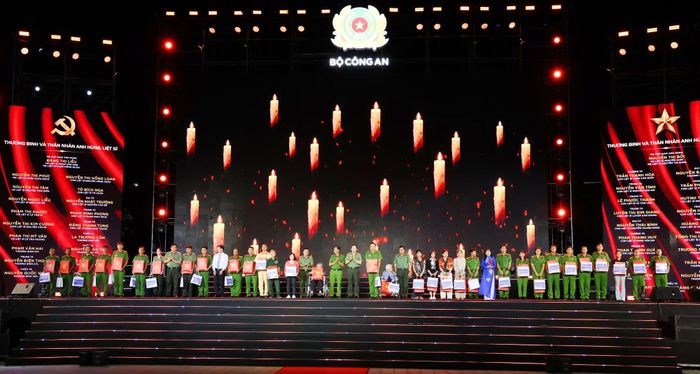Thứ trưởng Lê Văn Tuyến cùng Bí thư Tỉnh ủy An Giang Lê Quang Tùng; Phó Bí thư Tỉnh ủy, Chủ tịch Ủy ban MTTQ Việt Nam tỉnh An Giang Trần Thị Thanh Hương và Thiếu tướng Nguyễn Văn Hận, Giám đốc Công an tỉnh An Giang trao quà tặng các thương binh và đại diện gia đình liệt sĩ CAND tại vùng đất Tây Nam Bộ.