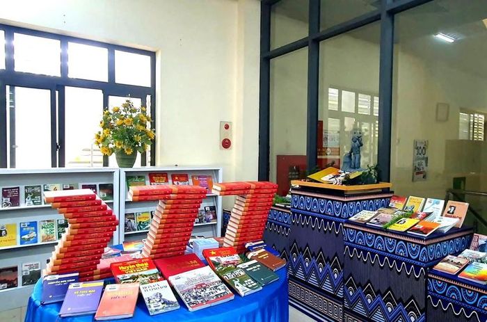 Không gian trưng bày sách kỷ niệm 79 năm Ngày Thương binh - Liệt sĩ. Ảnh: Ngọc Vinh