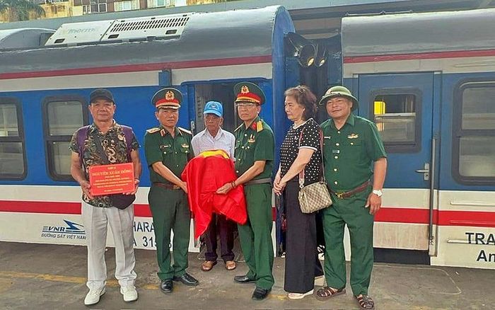 Những chuyến tàu hỗ trợ thân nhân liệt sĩ đưa hài cốt liệt sĩ trở về quê hương.