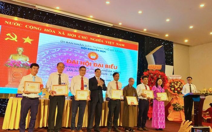 Phó Chủ tịch kiêm Tổng Thư ký Trung ương Hội Khuyến học Việt Nam trao tặng Kỷ niệm chương “Vì sự nghiệp khuyến học” cho những cá nhân có những đóng góp tích cực cho sự nghiệp khuyến học.