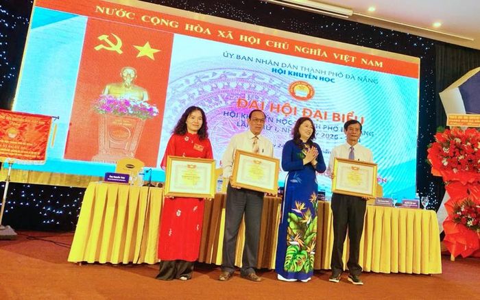 Bà Nguyễn Thị Thu Lan, Ủy viên Ban Thường vụ Thành ủy, Phó Chủ tịch Ủy ban MTTQ Việt Nam thành phố trao tặng Bằng khen của Ủy ban MTTQ Việt Nam thành phố cho 1 tập thể và 3 cá nhân có thành tích xuất sắc trong nhiệm kỳ 2022-2026.