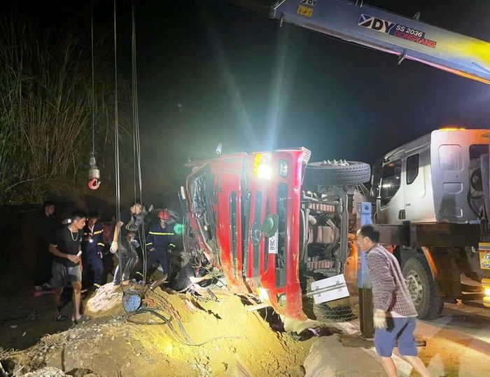 Cabin bị biến dạng, cùng trời tối và thời tiết có sương mù khiến công tác cứu nạn cứu hộ gặp không ít khó khăn. Ảnh: Quỳnh Trang