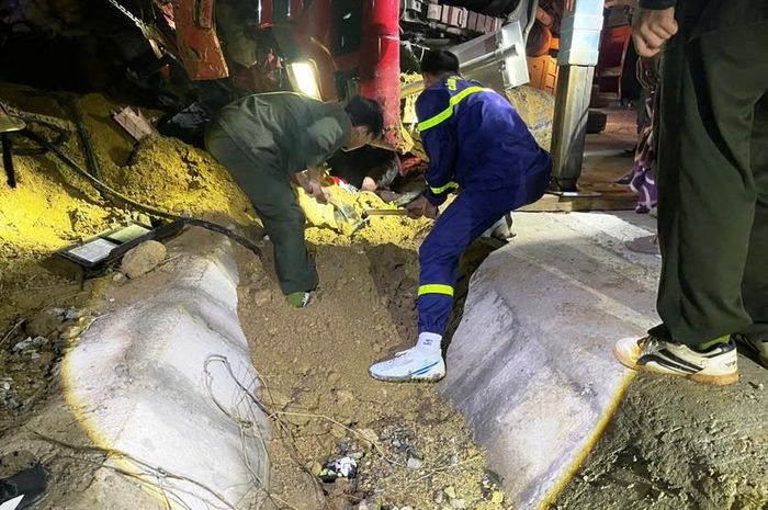 Công tác cứu nạn được triển khai khẩn trương trong điều kiện trời tối, có sương mù. Ảnh: Quỳnh Trang
