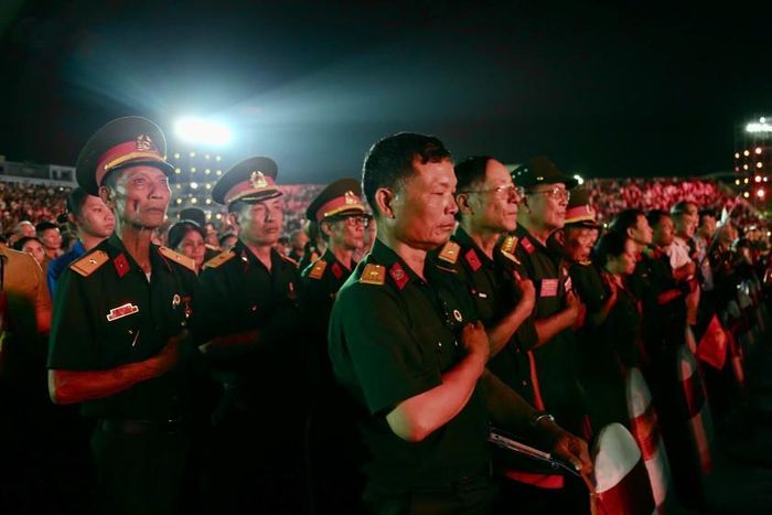 Các bậc lão thành cách mạng, Anh hùng Lực lượng vũ trang nhân dân, thương binh, bệnh binh, người có công với cách mạng, các cựu chiến binh, cựu thanh niên xung phong tới dự chương trình. Ảnh: CTTĐT tỉnh