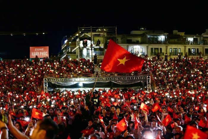 Các khán đài rực rỡ cờ đỏ sao vàng. Ảnh: TT