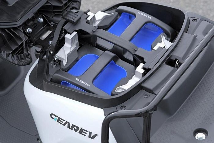 Xe sử dụng hai khối pin tháo rời "Honda Mobile Power Pack e:", cho quãng đường di chuyển 100 km/lần sạc (ở vận tốc 30 km/h) và mất 6 giờ để sạc đầy. Nguồn: Webike