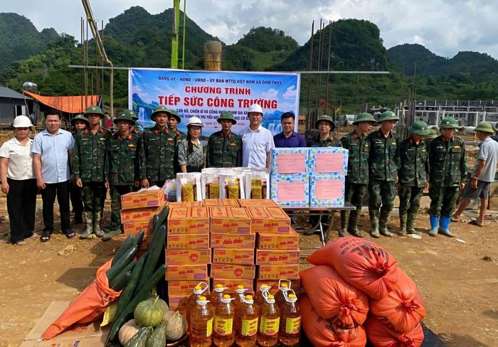 Lãnh đạo xã Đàm Thủy trao quà cho lực lượng thi công tại công trường Trường Phổ thông nội trú liên cấp trên địa bàn.