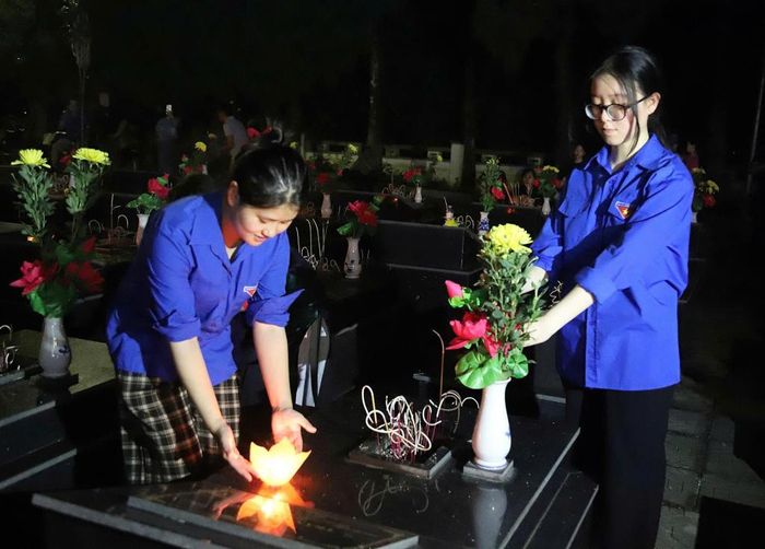 Các đoàn viên thanh niên thắp nến trên từng phần mộ các liệt sĩ tại Nghĩa trang liệt sĩ Thanh Sơn, phường Thục Phán.