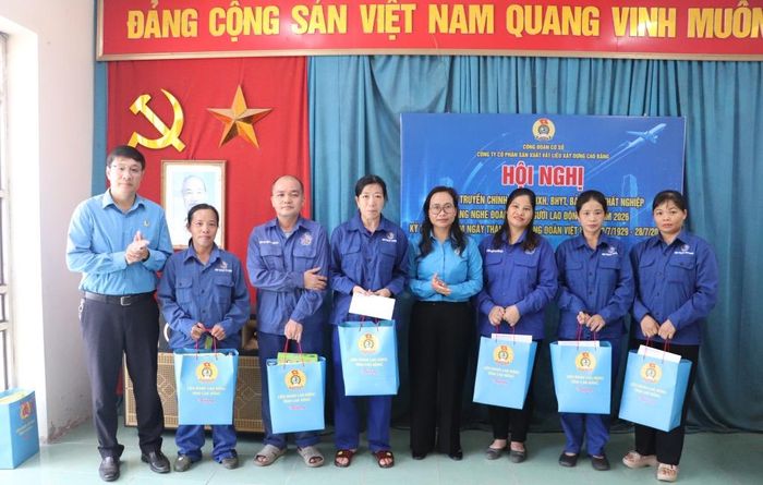 Lãnh đạo Liên đoàn Lao động tỉnh trao quà cho các đoàn viên là thân nhân gia đình có công với cách mạng, thân nhân liệt sỹ đang làm việc tại công ty.